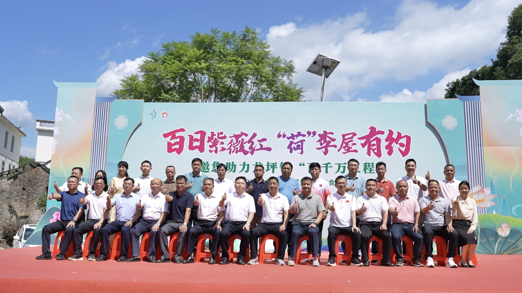 2024年龙坪镇赏花摘果品美食活动现场。 2024年龙坪镇赏花摘果品美食活动现场。